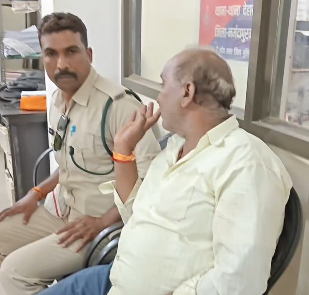 सांप के साथ पकड़े गए बुजुर्ग को हिरासत में ले लिया गया