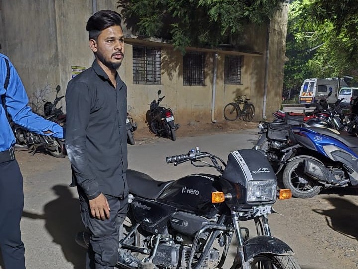 बाइक चोरी कर भाग रहे युवक को पकड़ा गया।