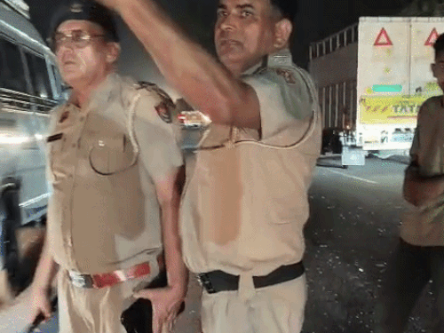 करनाल में हादसे के बाद जाम को खुलावाती पुलिस। - Dainik Bhaskar
