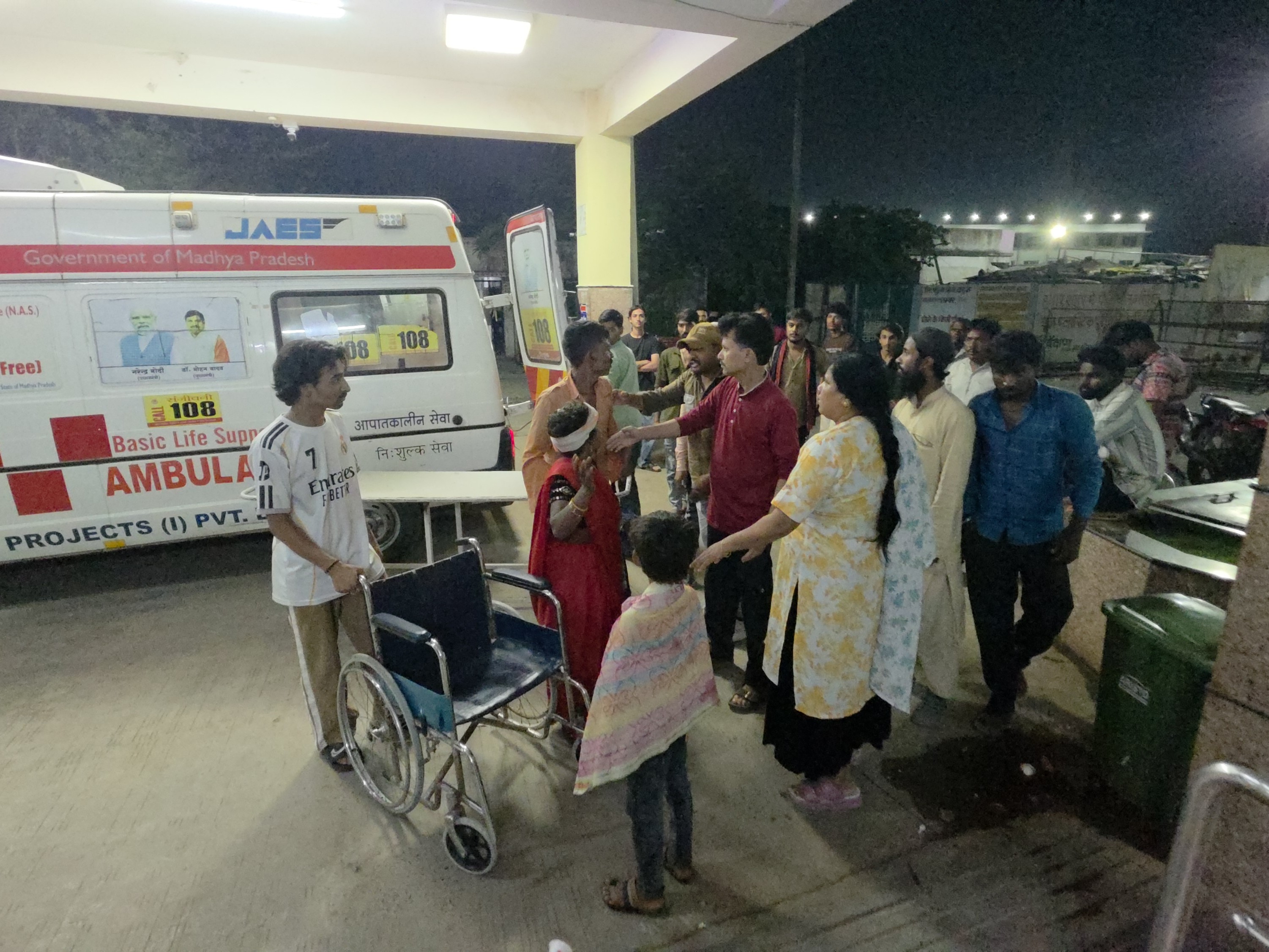 घायलों को इलाज के लिए भर्ती कराया गया है.