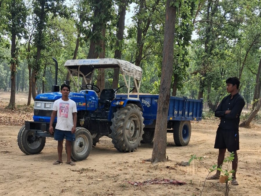 जब्त किए गए ट्रैक्टर बिना रॉयल्टी, बिना नंबर प्लेट, बिना वाहन के कागजात और बिना लाइसेंस के चल रहे थे।