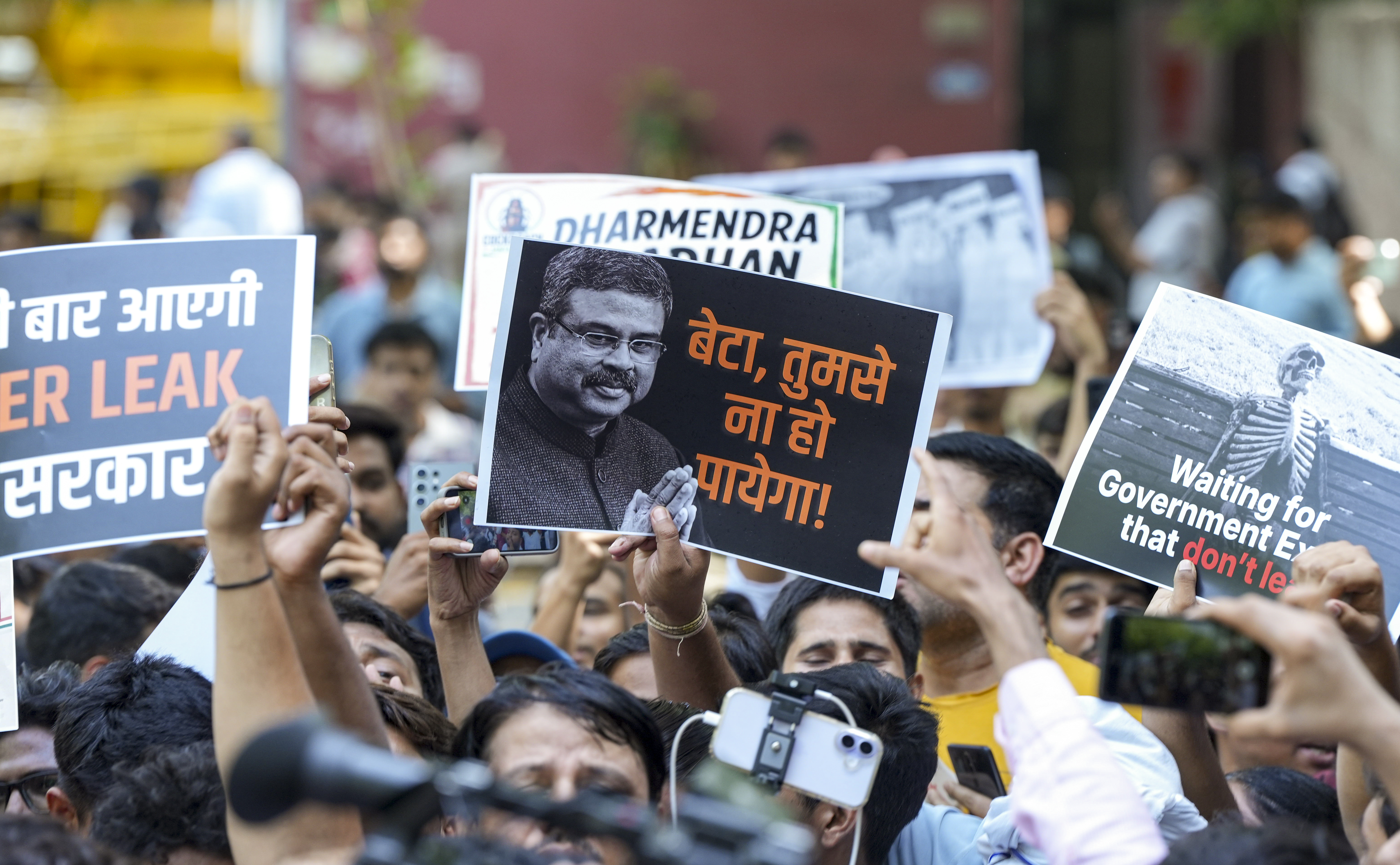 शिक्षा मंत्री धर्मेंद्र प्रधान की तस्वीर के साथ लिखा- बेटा, तुमसे न हो पाएगा।