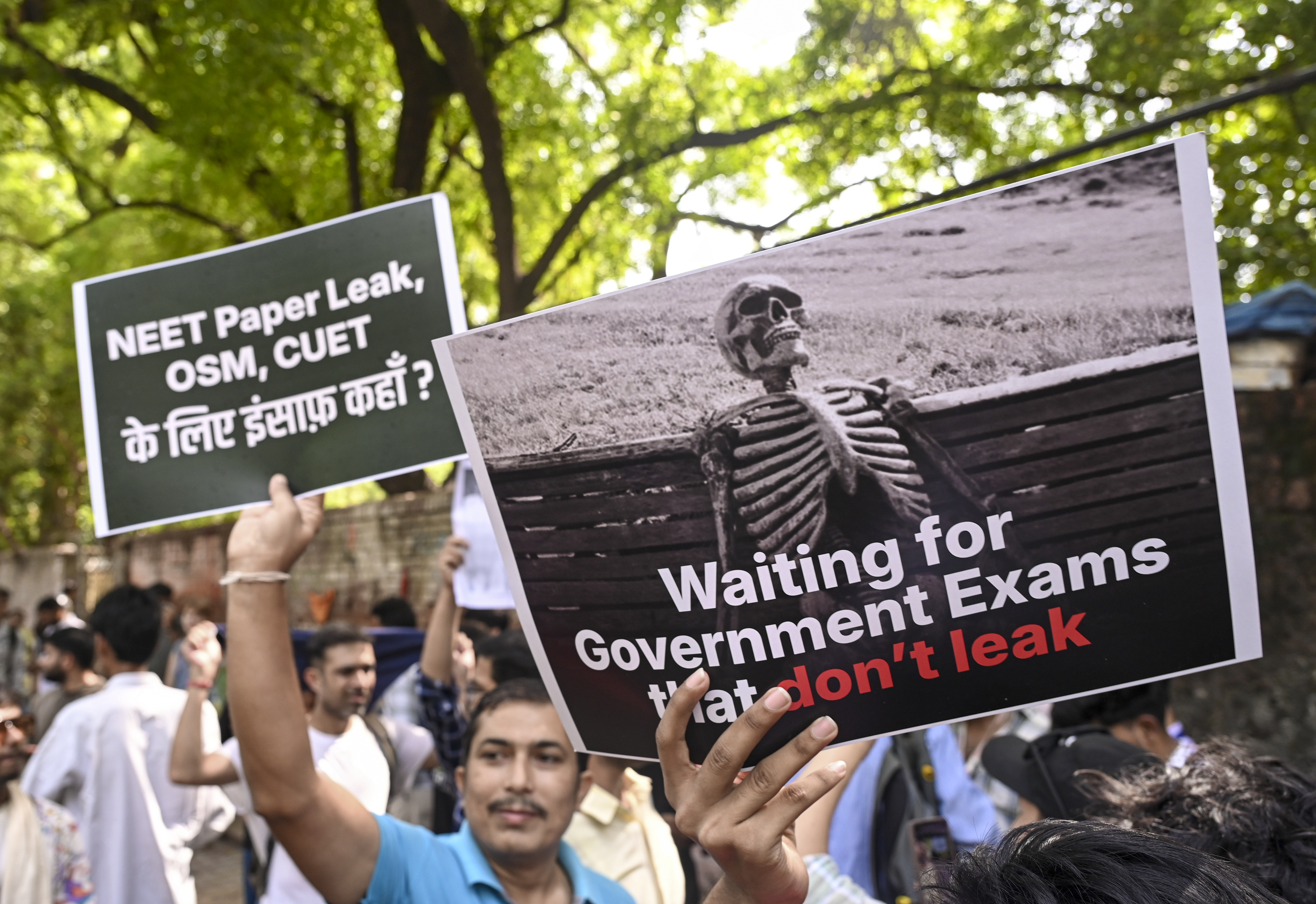 स्टूडेंट ने नीट पेपर लीक और सरकारी एग्जाम में धांधली को लेकर प्रदर्शन किया।
