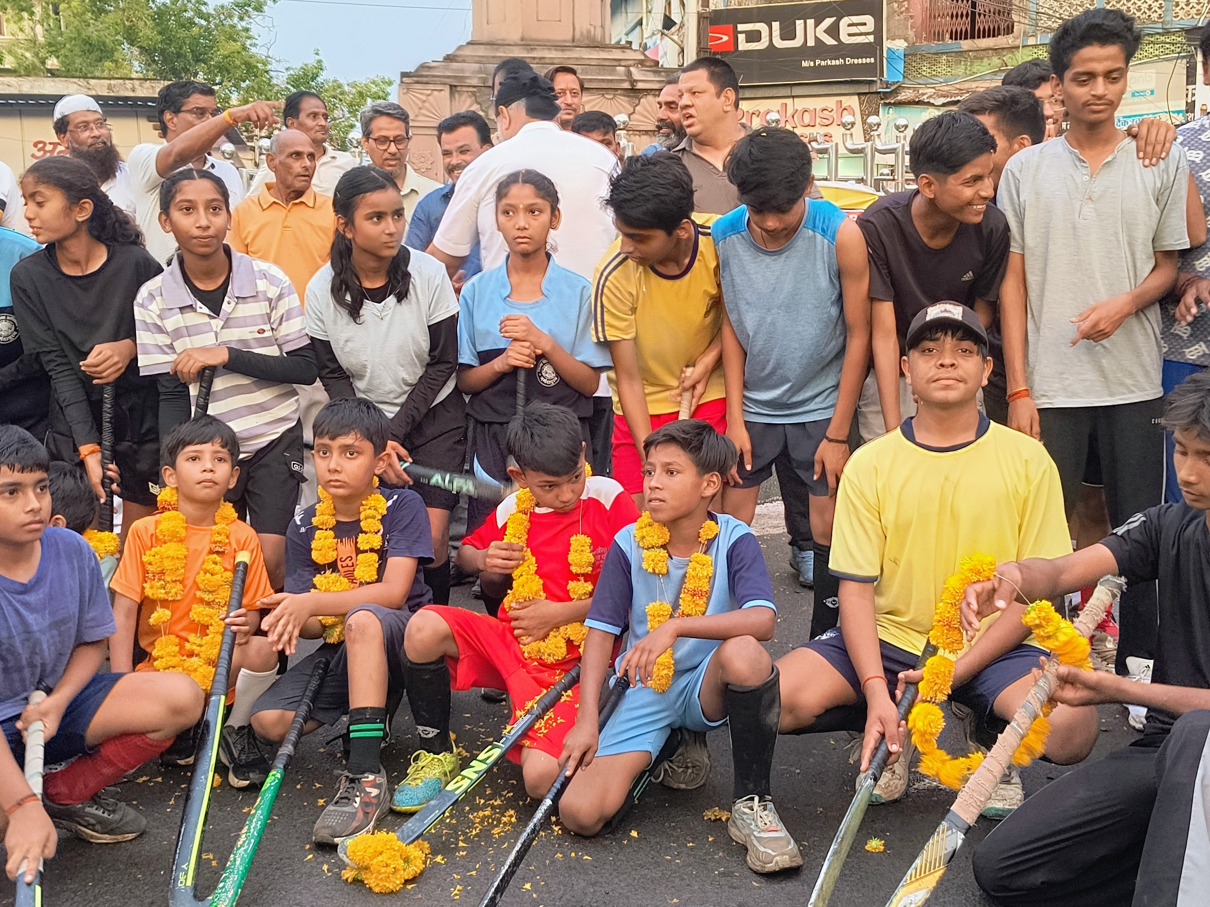 बच्चों समेत कई लोगों ने जीत का जश्न मनाया.
