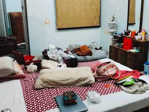 चोरों ने दिनदहाड़े घर में घुसकर आभूषण और नकदी चुरा ली।