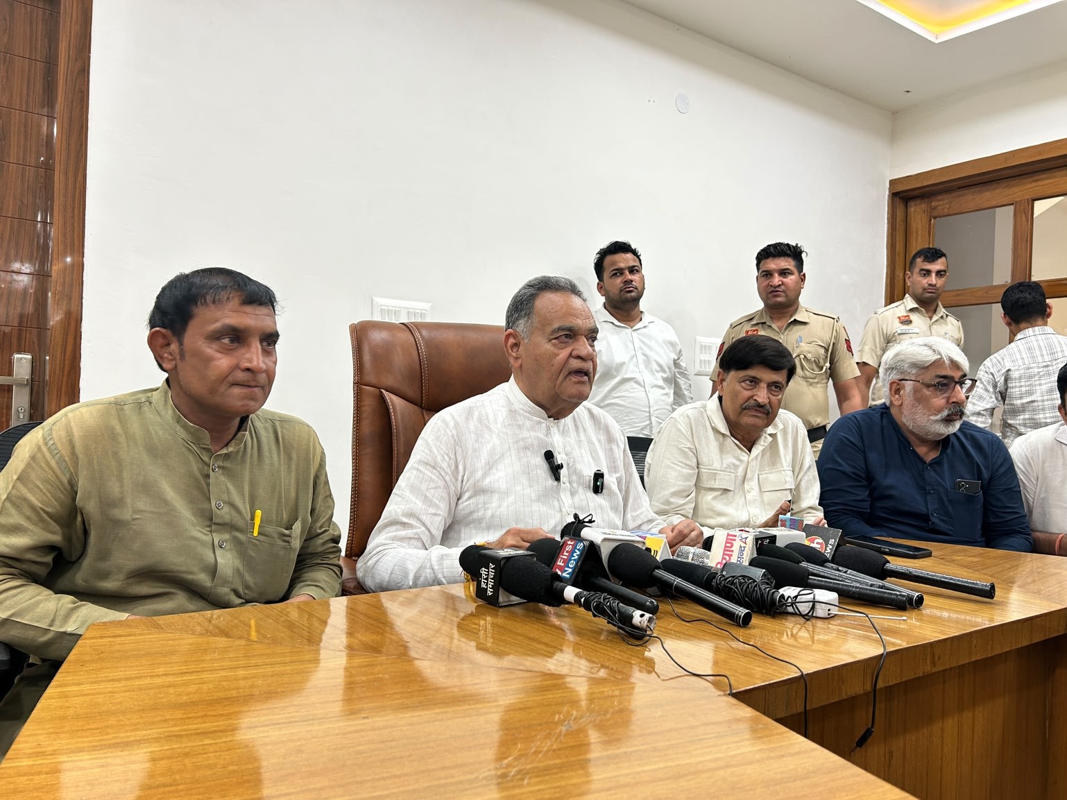 हांसी के पीडब्ल्यूडी रेस्ट हाउस में मीडिया से वार्ता करते विधायक विनोद भयाना।