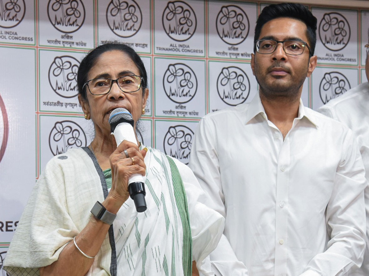 TMC के बागी विधायक पार्टी सांसद और ममता बनर्जी के भतीजे अभिषेक बनर्जी से नाराज बताए जा रहे हैं।