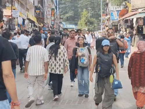 मनाली में देशभर से आए पर्यटक माल रोड पर घूम रहे हैं।