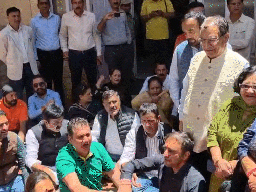 DC ऑफिस के बाहर नारेबाजी करते हुए भाजपा नेता और समर्थक।