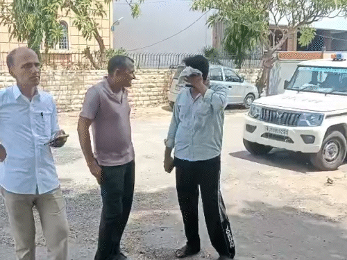 फोटो घटना स्थल की है। पुलिस को जानकारी देता रविंद्र का दोस्त (शर्ट और ब्लैक पायजामा) अजय।