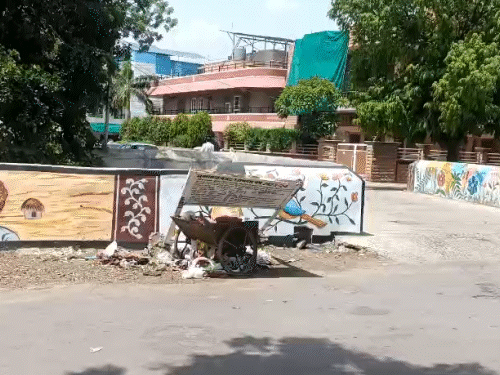 इसी नाले के पास बने चाय की दुकान से विवाद शुरू हुआ था।