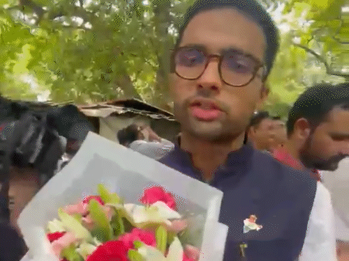 जंतर-मंतर पर प्रदर्शन में शामिल लोग बुके (गुलदस्ता) लेकर पहुंचे।