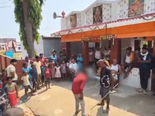 किशोर को भरी पंचायत में डंडे से पीटा गया।