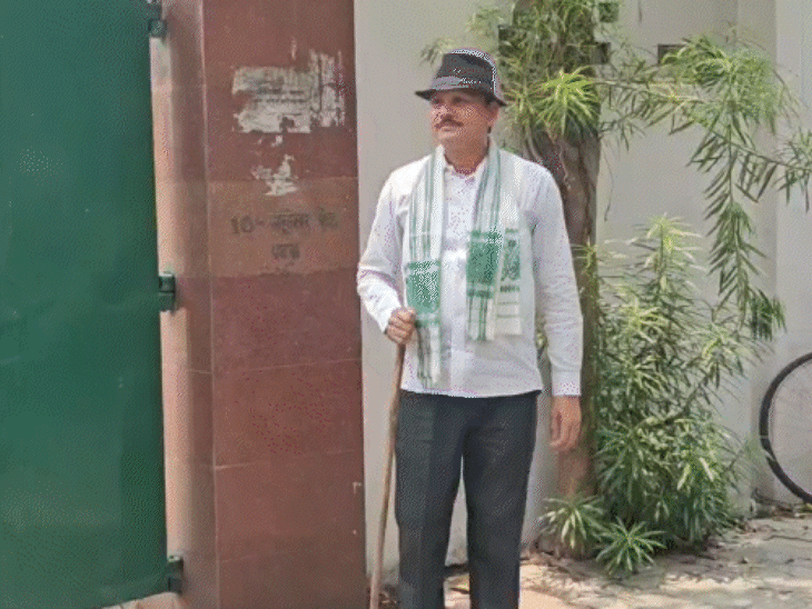 राबड़ी आवास के बाहर हाथ में डंडा लिए खड़ा कार्यकर्ता।