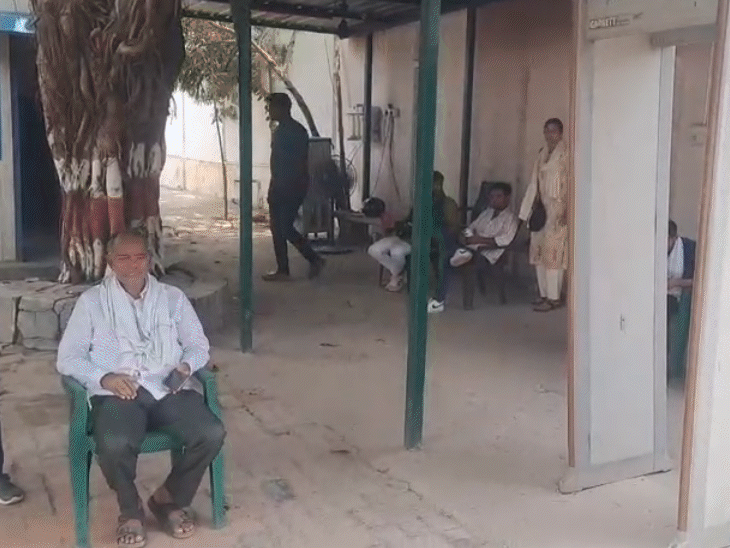 ये जगह सुरक्षाकर्मियों के लिए थी यहां अब पार्टी के कार्यकर्ता नजर आ रहे हैं।
