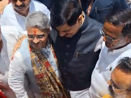 मुख्यमंत्री ने राज्यसभा उम्मीदवार रजनीश को देखते ही गले लगा लिया।
