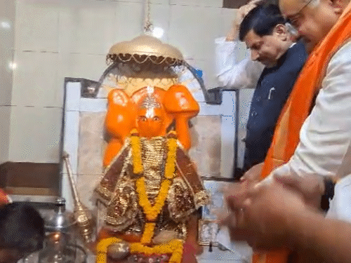 नामांकन के लिए रवाना होने से पहले भाजपा नेताओं ने भाजपा कार्यालय स्थित शिव और हनुमान मंदिर में पूजा अर्चना की।