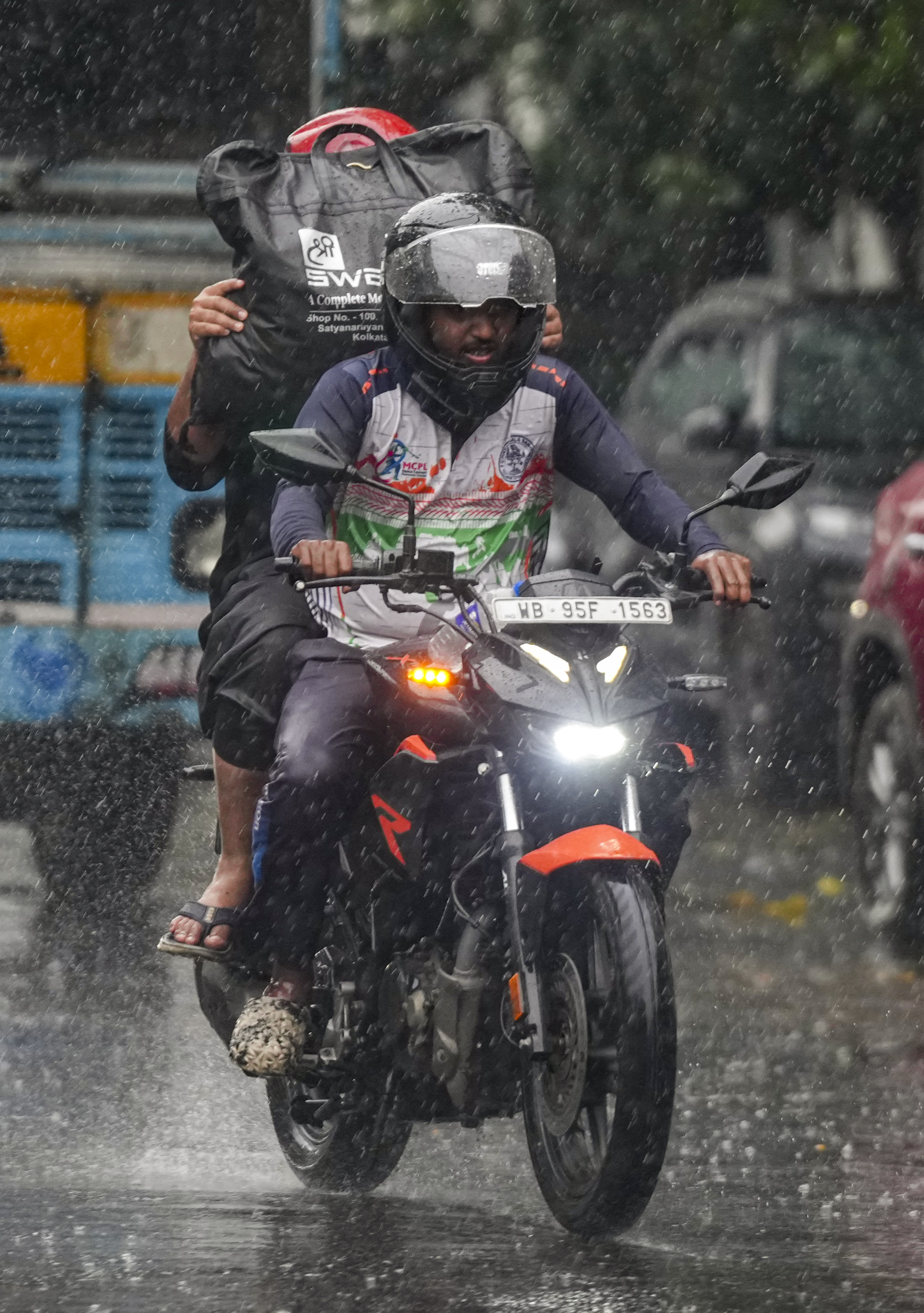 पश्चिम बंगाल के कोलकाता में तेज बारिश हुई।