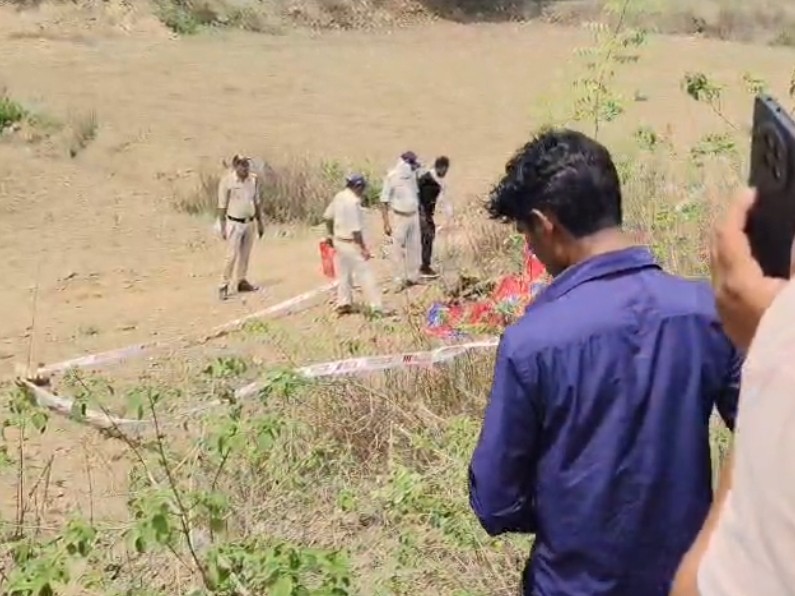 पुलिस ने 200 मीटर तक घटनास्थल सील कर दिया है।