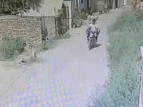 आरोपी बाइक पर सूटकेस को लादकर ले जाता दिखा था।