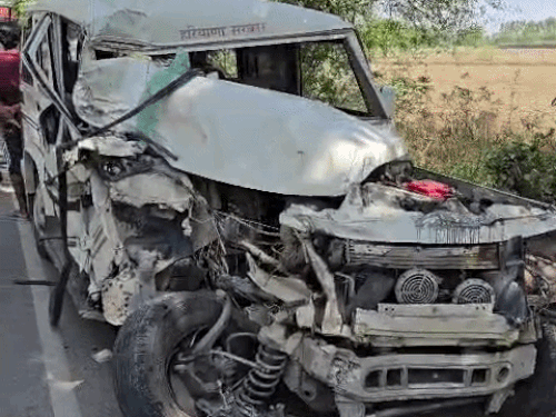 बस से टकराने के बाद क्षतिग्रस्त बोलेरो।