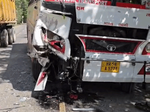 पुलिस के मुताबिक बोलेरो ने ओवरटेक करते हुए बस को टक्कर मारी।