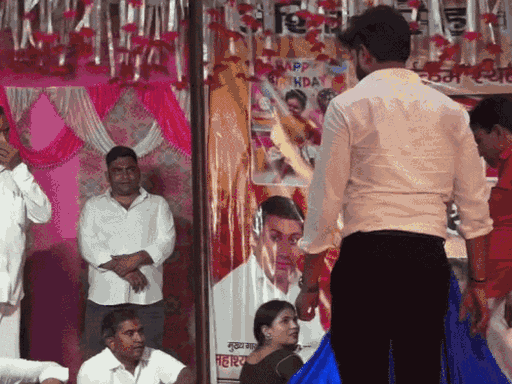 स्टेज पर काफी देर तक विवाद चलता रहा।
