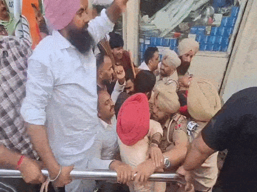 जालंधर में हुए कांग्रेस के प्रदर्शन में वर्करों की पुलिस से होती धक्का-मुक्की, फटी शर्ट दिखाते पूर्व विधायक बेरी और महिला नेता अपनी चुनरी दिखाते हुए। - Dainik Bhaskar