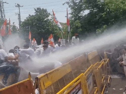 कांग्रेस कार्यकर्ताओं पर वाटर कैनन का इस्तेमाल होता हुआ।