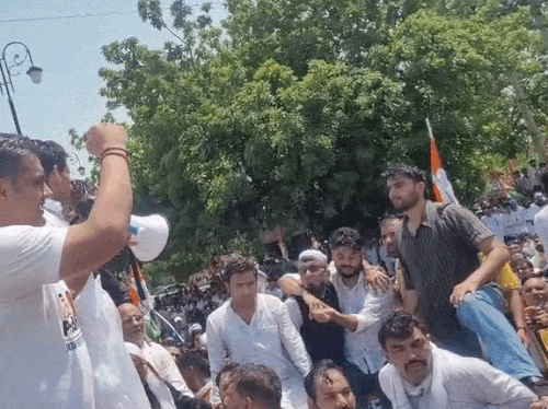 पुलिस द्वारा वाटर कैनन के इस्तेमाल के बाद कांग्रेस कार्यकर्ताओं को संबोधित करते सांसद दीपेंद्र हुड्‌डा।