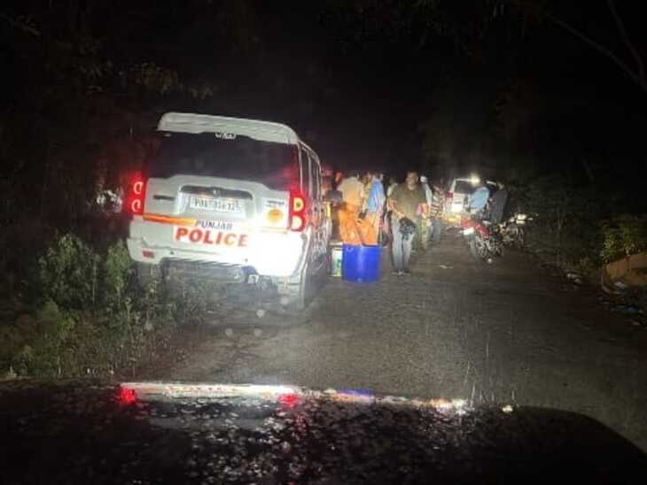 युवती का शव बरामद करने के लिए पहुंची पुलिस।