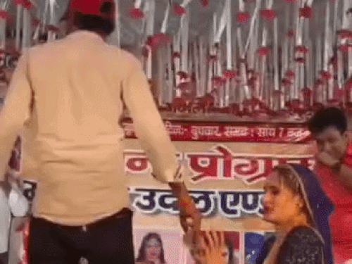 हरियाणवी डांसर डिंपल ने यह दूसरा वीडियो शेयर किया, जिसमें युवक की हरकत को दिखाया गया है। - Dainik Bhaskar