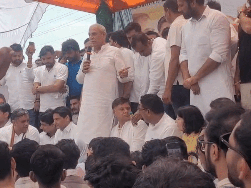 प्रदर्शन से पहले इकट्ठा हुए कांग्रेसी नेता एवं कार्यकर्ता।
