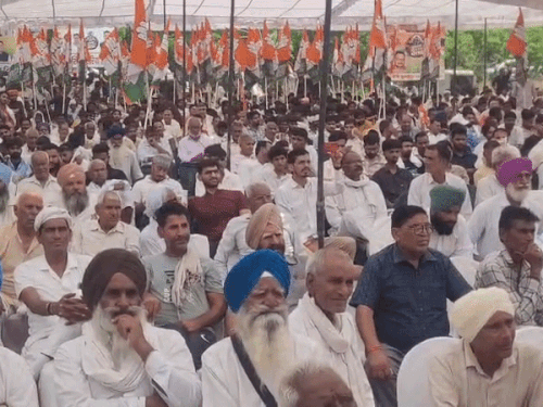 कुरुक्षेत्र में सीएम आवास के पास इकट्ठा हुए कांग्रेस कार्यकर्ता।
