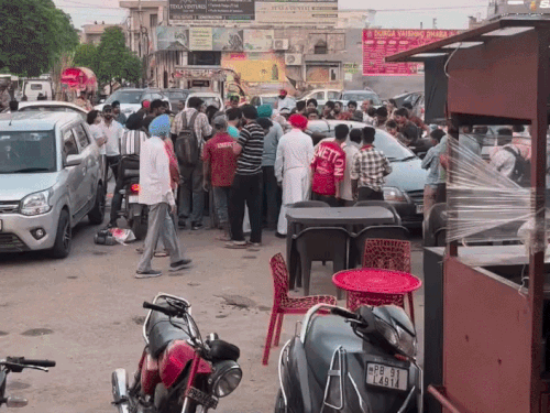 मौके पर जमा भीड़।