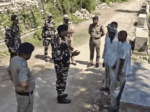 भारत-नेपाल सीमा पर आने-जाने वाले लोगों से पूछताछ और पहचान संबंधी जानकारी जुटाते एसएसबी एवं पुलिस के जवान।