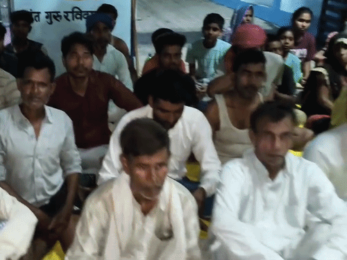 युवती के पिता के ग्रामीणों के साथ संदना में धरना दे रहे थे।