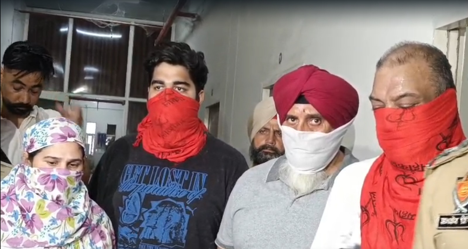 NRI की हत्या के आरोप में एक महिला समेत 4 लोगों को गिरफ्तार किया गया है।