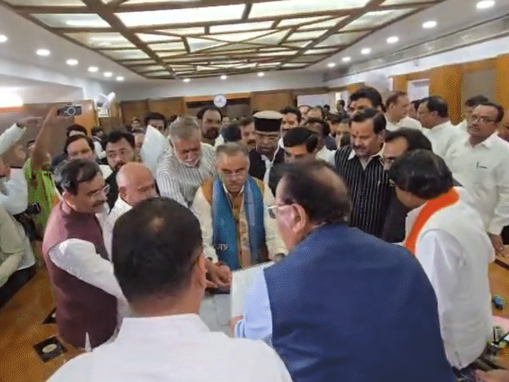 बीजेपी नेता तरुण चुग ने नामांकन भर दिया। इस दौरान मुख्यमंत्री मोहन यादव और पार्टी के अन्य नेता भी मौजूद थे।