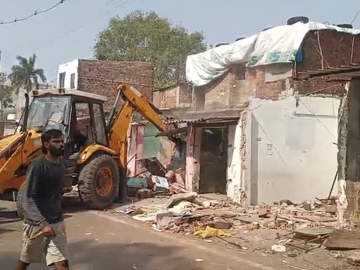 कार्रवाई के दौरान मौके पर खासा पुलिस बल भी तैनात रहा।