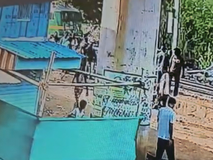 बुजुर्ग के बुलाने पर लोग ऑटो की व्यवस्था कर उसे अस्पताल भेजते हैं।