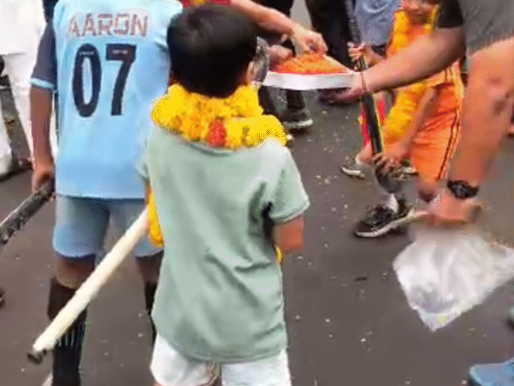जीत के जश्न के दौरान बच्चों को मिठाइयां बांटी गईं.
