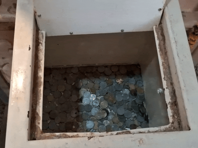 चोरों द्वारा तोड़ा गया दानपात्र।