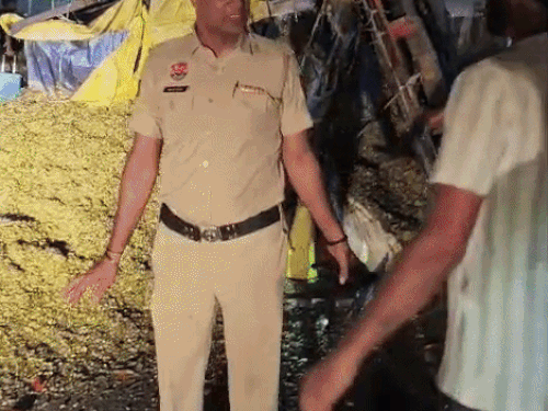 हाईवे पर पलटी ट्रैक्टर ट्राली।