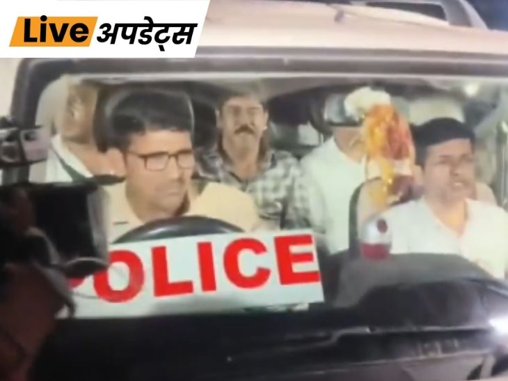 पुलिस जीप में पीछे की सीट पर बैठा सौकत मोल्ला। - Dainik Bhaskar