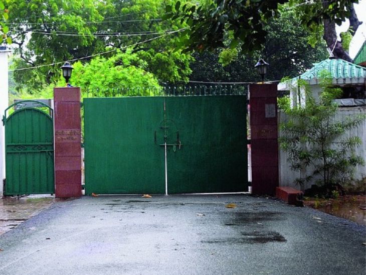 10 सर्कुलर रोड स्थित वर्तमान राबड़ी आवास के बाहर सन्नाटा पसरा है।