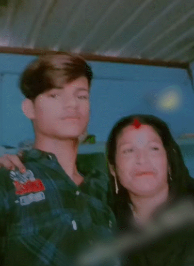 महावीर ठाकुर कोलकाता में रहकर काम करता है।