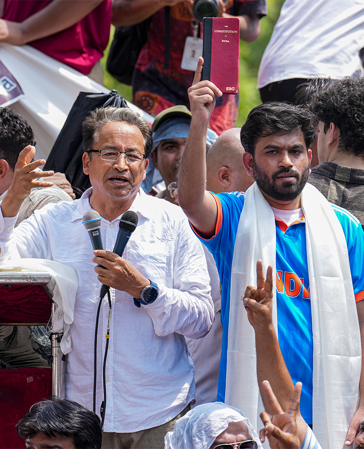 सोनम वांगचुक यांनी अभिजीत दीपके यांच्यासह मंचावर जाऊन आंदोलकांना शांततापूर्ण मार्गाने निदर्शने करण्याचे आवाहन केले.