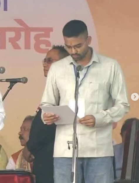 मंत्री पद की शपथ लेते हुए दीपक प्रकाश।