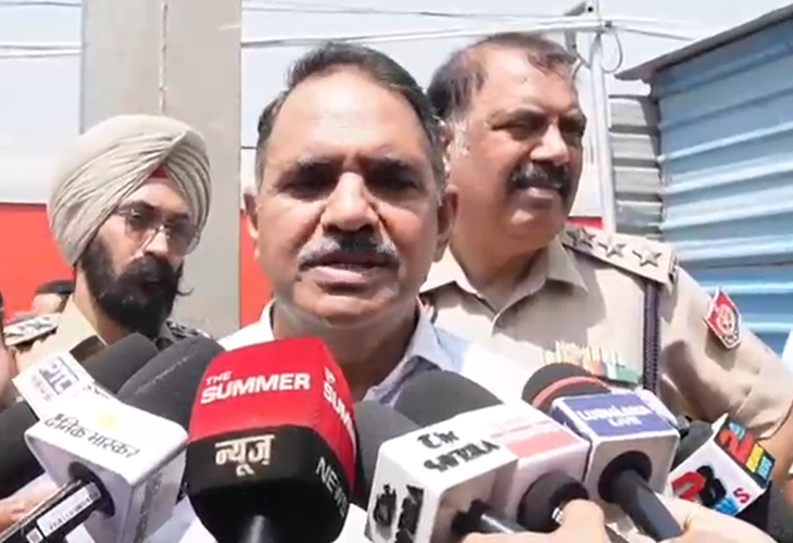 लुधियाना रेलवे स्टेशन पर मीडिया से बात करते फिरोजपुर डिवीजन के DRM संजीव कुमार।